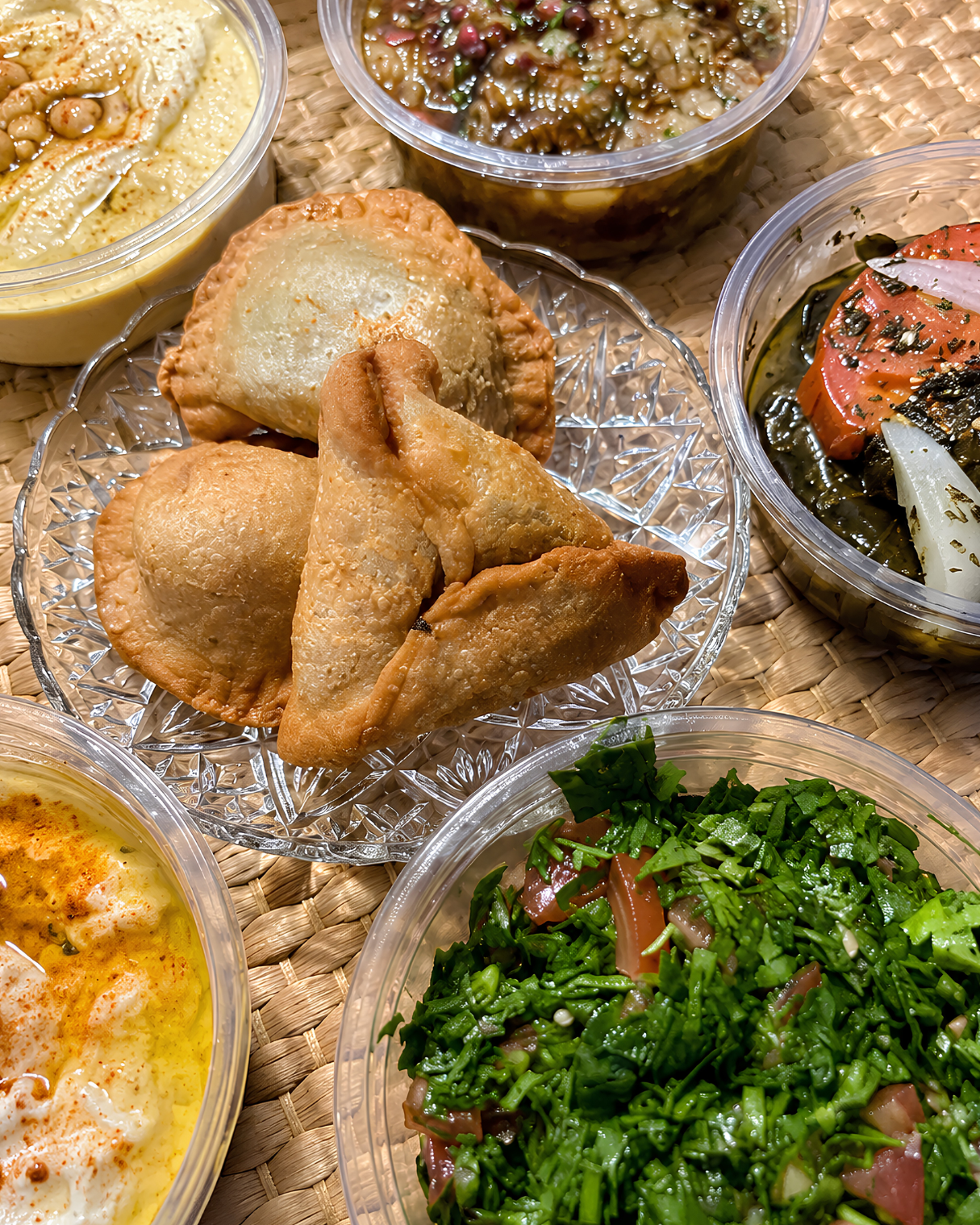 Buffet libanais avec chaussons et taboulé